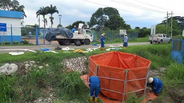 Petroecuador, en conjunto con la EPA, el Cuerpo de Ingenieros del Ejército y la Alcaldía de Guayaquil, realizan los trabajos de limpieza en la zona del canal.