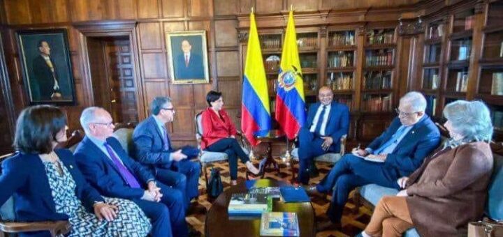 La canciller de Ecuador, Gabriela Sommerfeld, durante el encuentro en Bogotá con su homólogo colombiano, Luis Gilberto Murillo, y otras autoridades diplomáticas de ambas naciones.