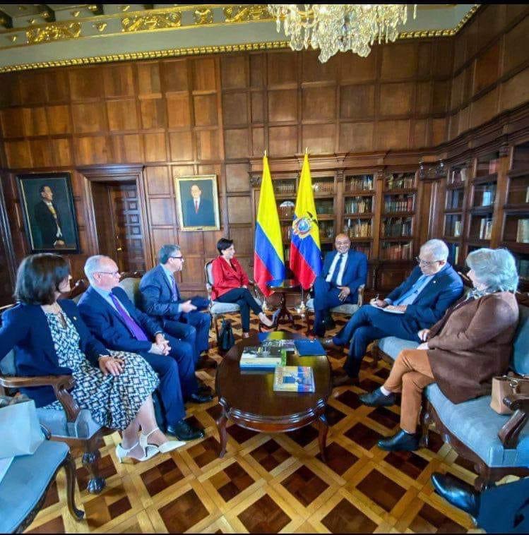 La canciller de Ecuador, Gabriela Sommerfeld, durante el encuentro en Bogotá con su homólogo colombiano, Luis Gilberto Murillo, y otras autoridades diplomáticas de ambas naciones.