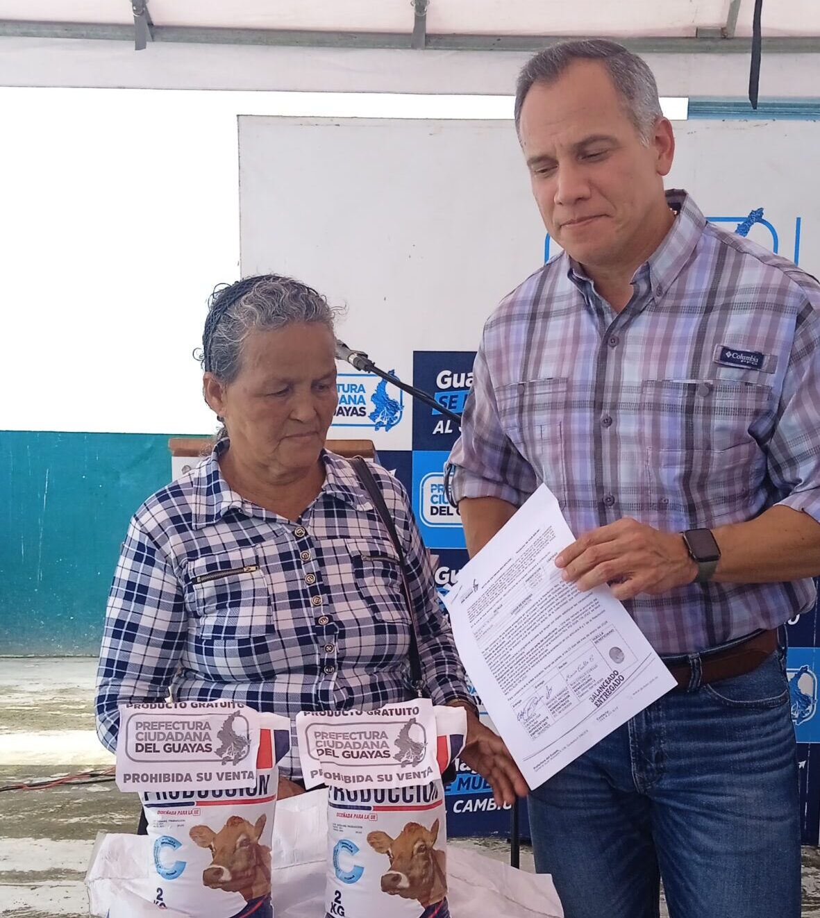 Prefectura entrega kits de alimentos para ganado | Ecuador | Noti ...