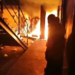 Captura de video sobre los amotinamientos de la cárcel de Guayaquil donde se observa la quema dé colchones.
