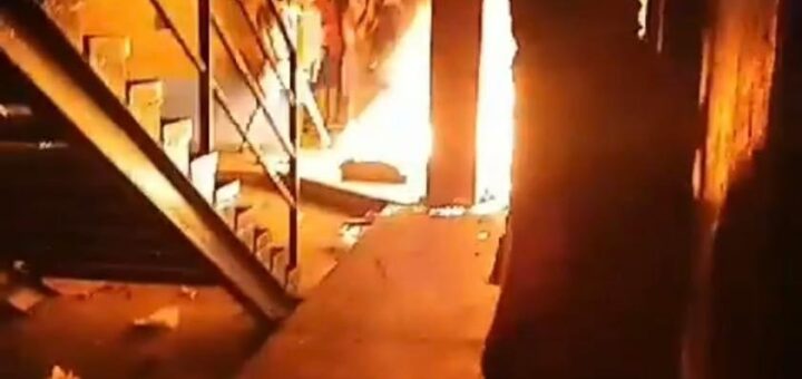 Captura de video sobre los amotinamientos de la cárcel de Guayaquil donde se observa la quema dé colchones.