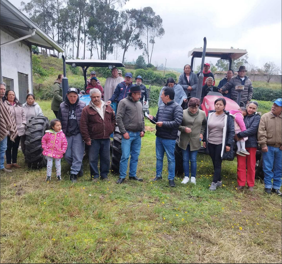Productores del cantón Quero reciben maquinarias agricolas