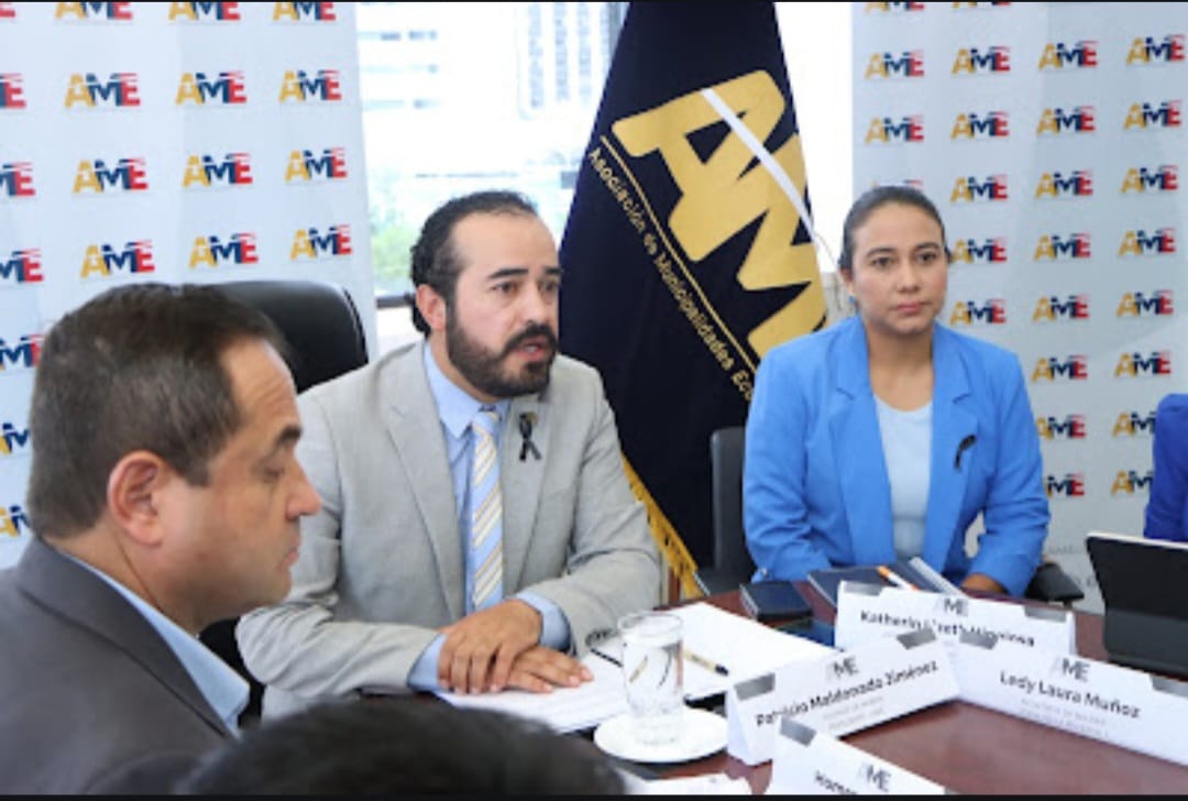 Patricio Maldonado, en el centro, junto a otros miembros de AME.