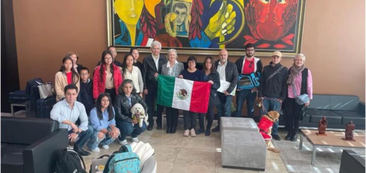 Grupo de diplomáticos mexicanos momentos previos a su salida de territorio ecuatoriano.