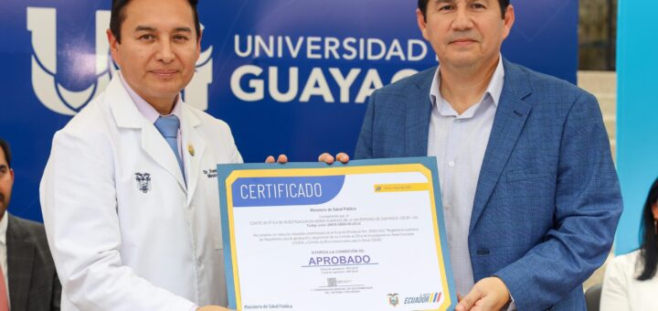 El ministro Franklin Encalada entregando el certificado al rector Francisco Morán (derecha).