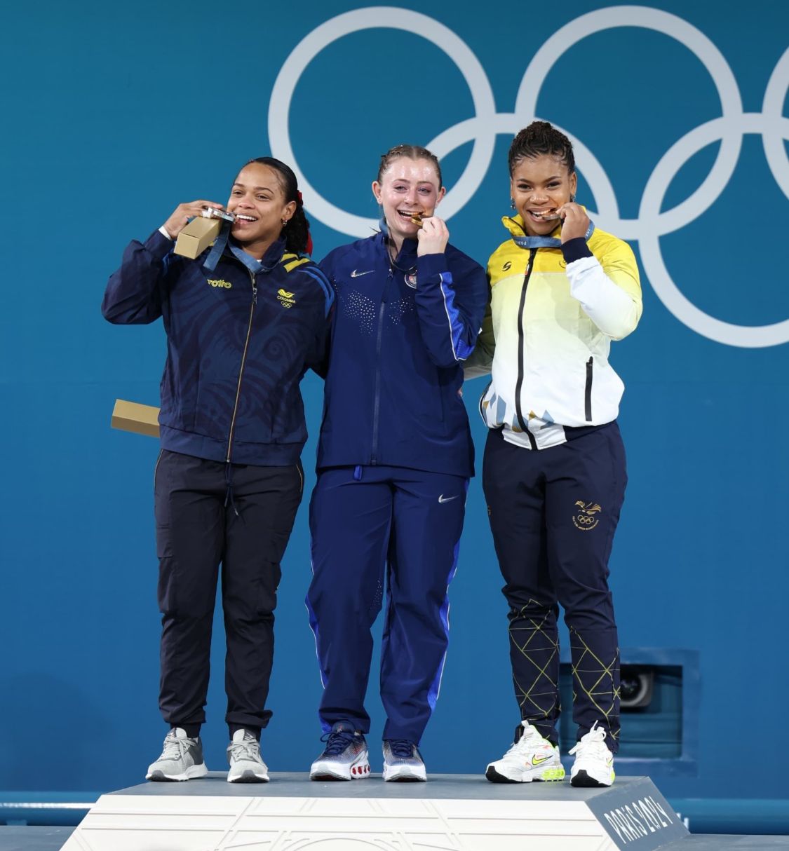 Olivia Reeves en el centro, Mari Sánchez y Angie Palacios a laizquierda.