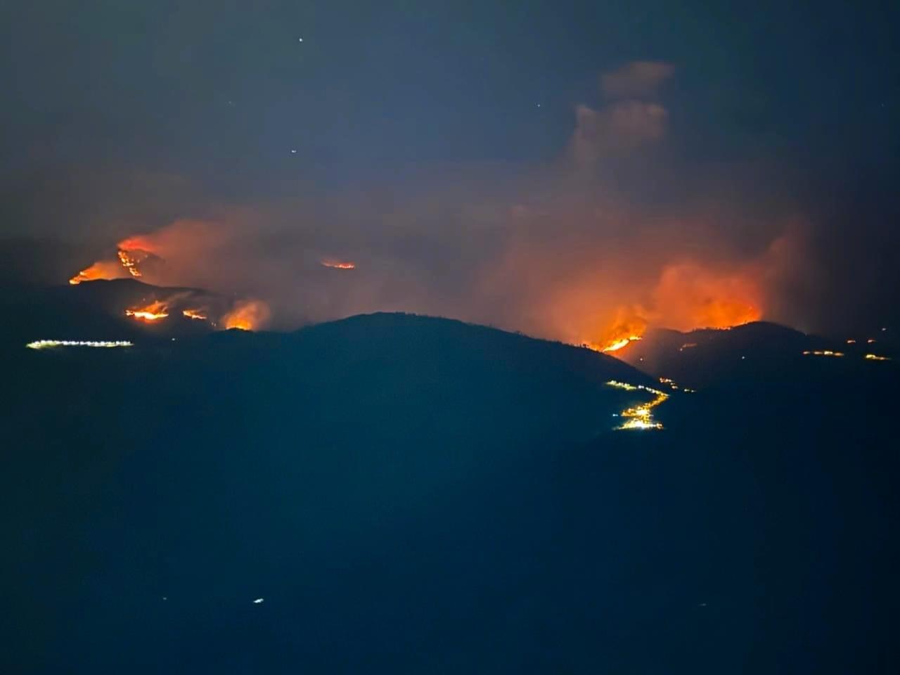 Durante la madrugada de hoy, el fuego siguió arrasando la zona con vientos de hasta 50 kms. por hora.