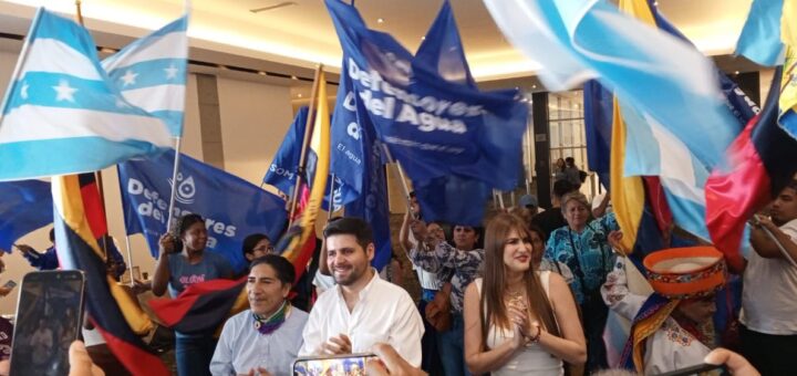 Los candidatos Juan Cueva (de blanco) y Cristina Reyes. A la izquierda Yacu Pérez.