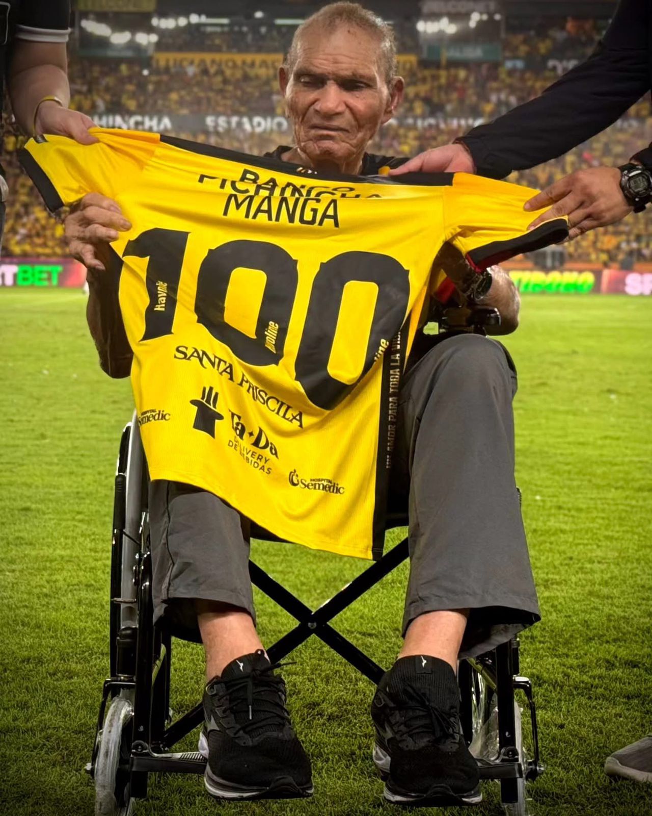 El exguardameta brasileño Hailton Correia de Arruda, más conocido como Manga, recibió en homenaje la camiseta con el número 100.