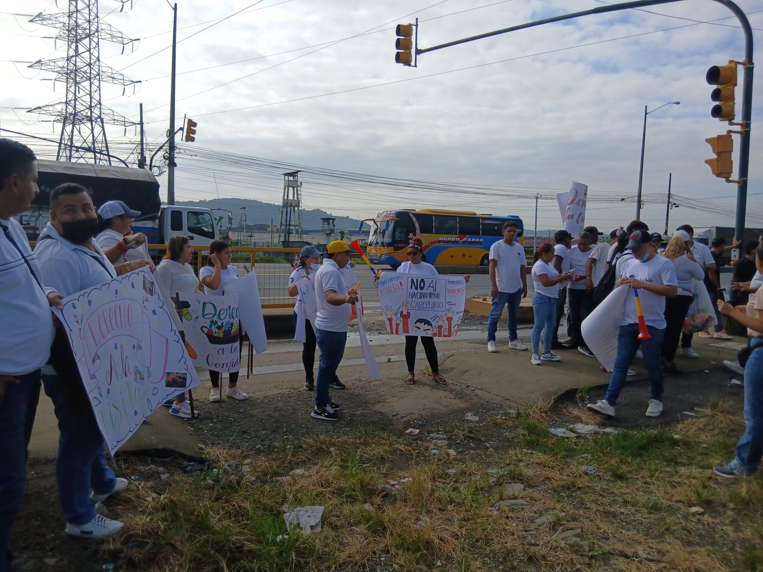 Familiares de reos protestan en los exteriores de cárcel La Roca