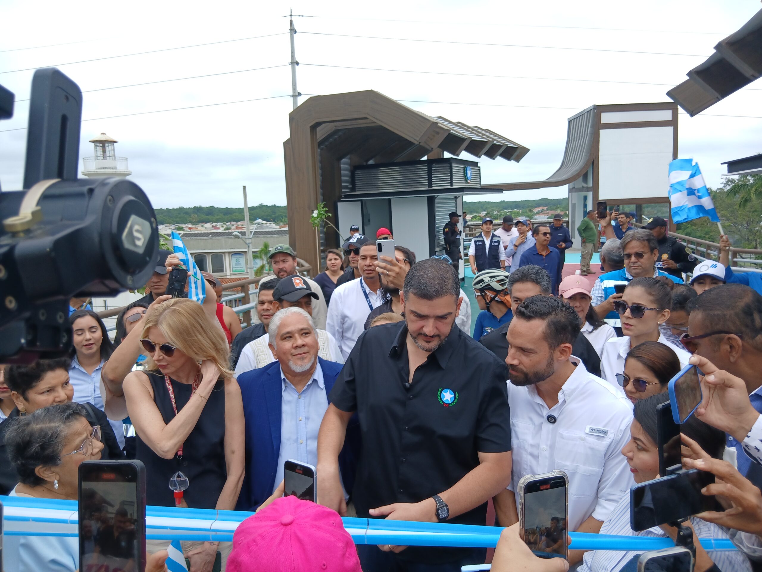 Alcalde inaugura pasos peatonales en vía a la costa
