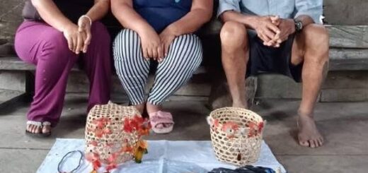 En la gráfica los tres artesanos: Evelyn Cerda, Jenny Canelos y Telmo Condo.