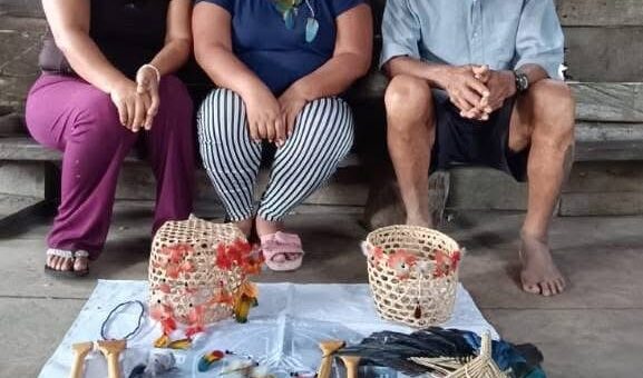 En la gráfica los tres artesanos: Evelyn Cerda, Jenny Canelos y Telmo Condo.