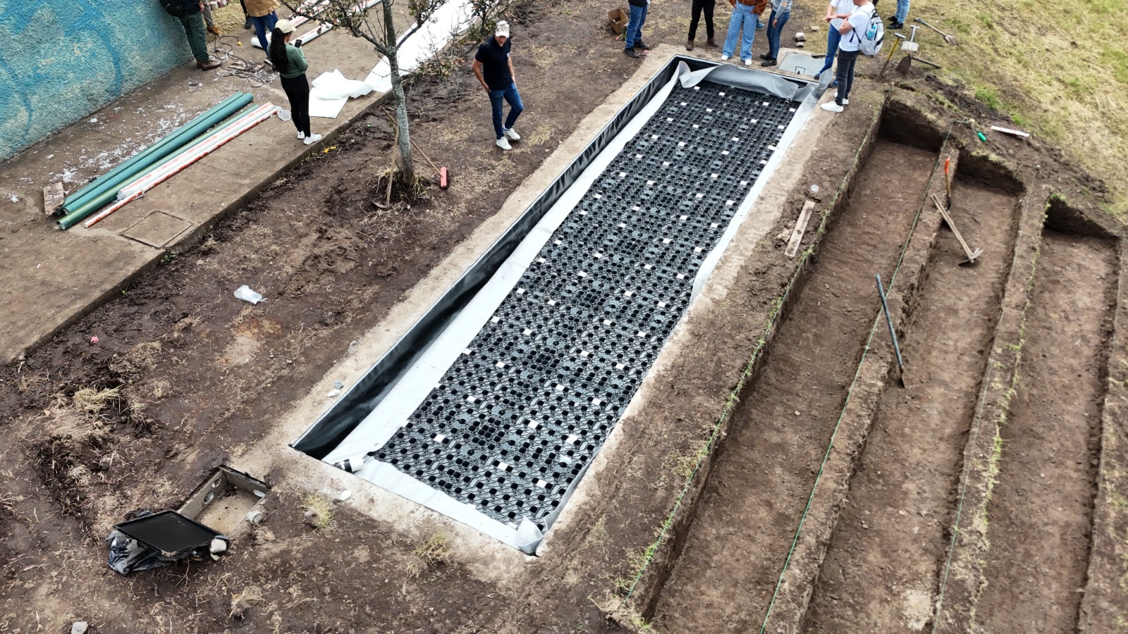 El sistema permite captar, almacenar y reutilizar el agua de lluvia para el riego de especies vegetales y promueve la creación de espacios urbanos más resilientes.