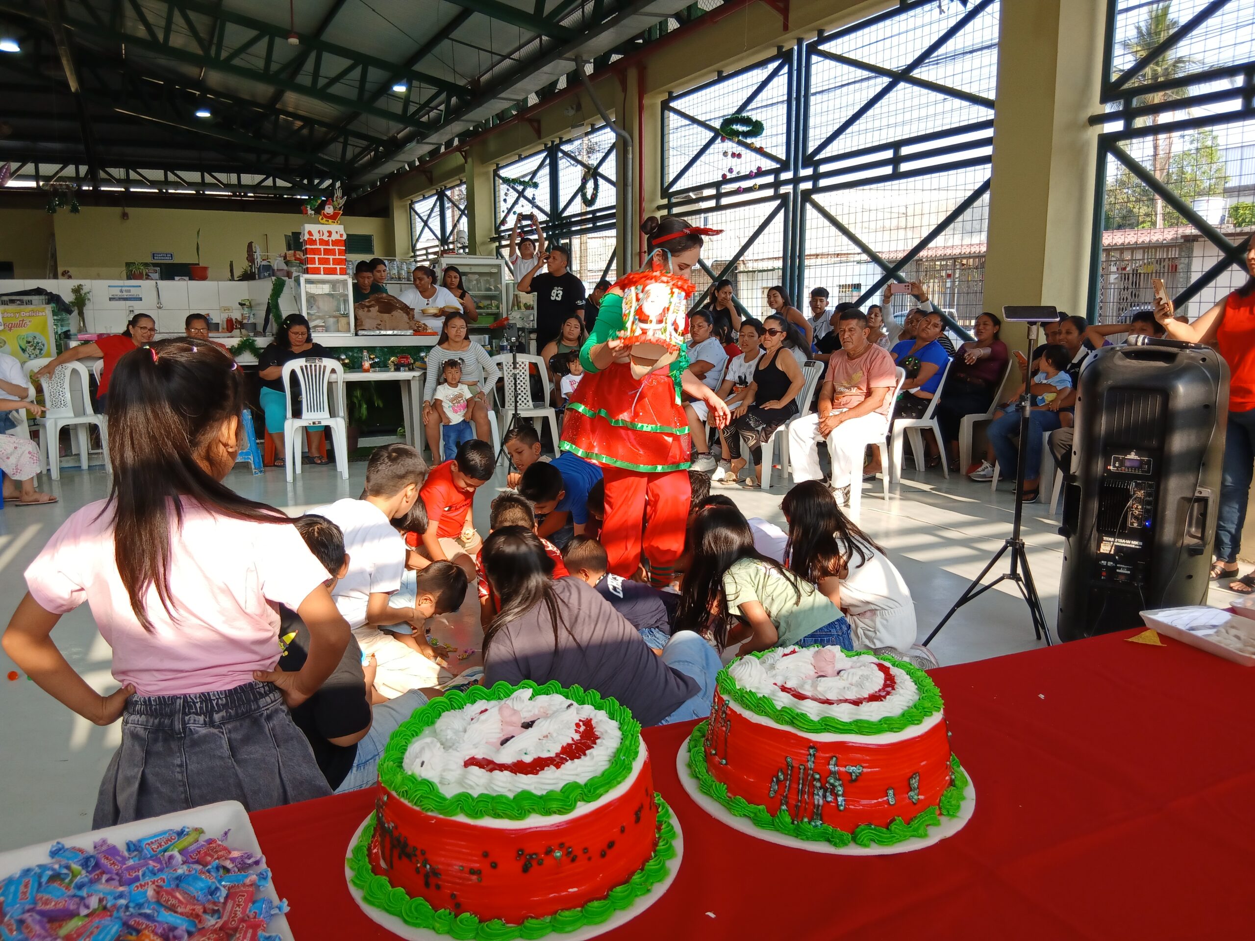Comerciantes agasajan a 45 niños en Los Vergeles