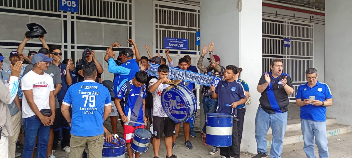 Hinchas de Emelec exigen la renuncia de la directiva del club