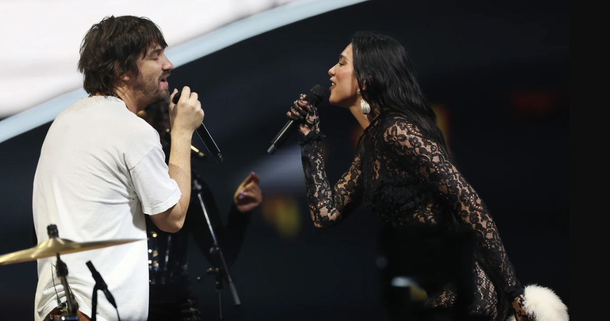 Tame Impala invita a Dua Lipa en su concierto para cantar juntos ‘Houdini’ y ‘Afterthought’