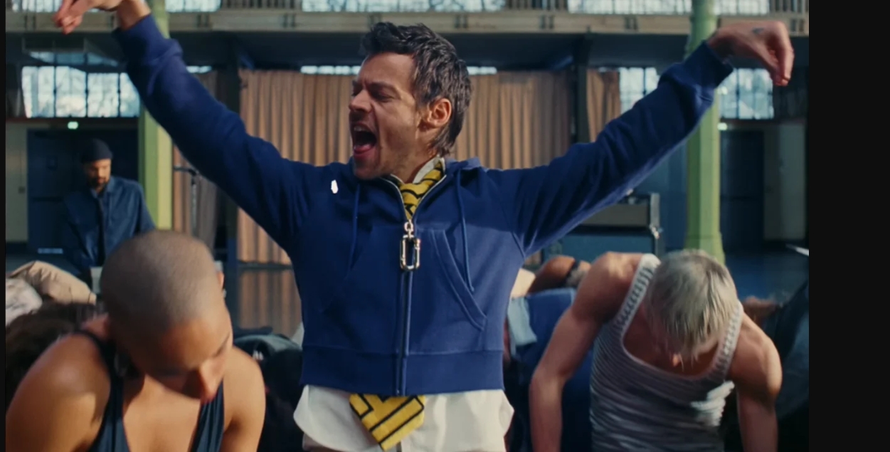 Harry Styles demuestra ser el rey de la pista de baile con el videoclip de ‘Dance No More’