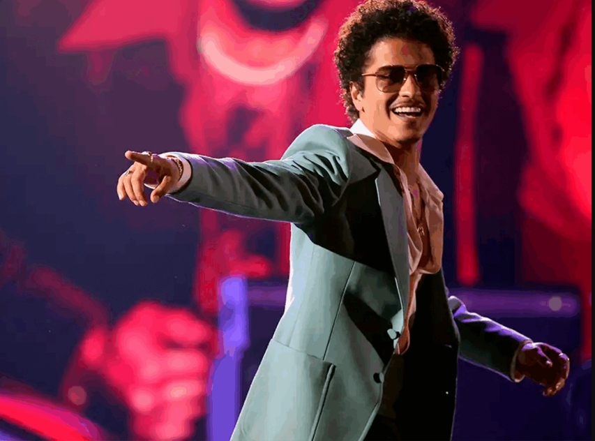 Bruno Mars crea una auténtica discoteca ochentera en su primer concierto en el Metropolitano de Madrid