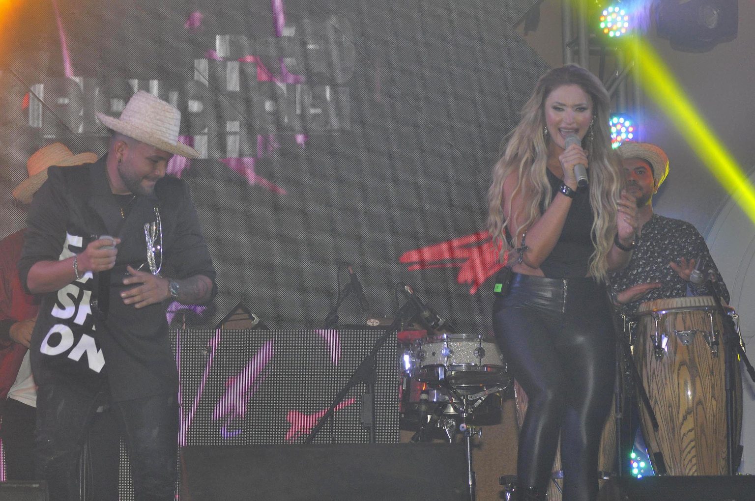Liz se lució al máximo junto a Criollo House en show en Caracas ...