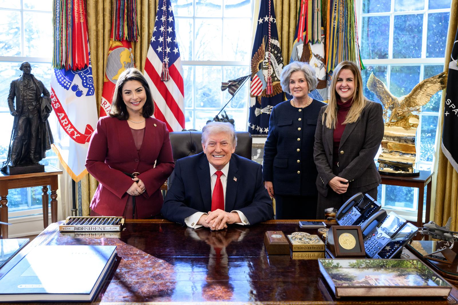 La Alcades del Doral Cristi Fraga y su comitiva fue recibida en la Oficina Oval por el Presidente Donald Trump