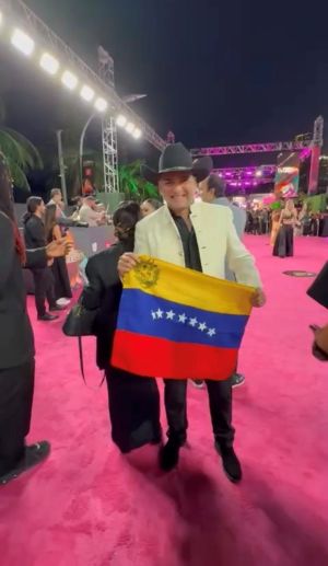 “De Venezuela para el mundo: Rommel Rodríguez alza la bandera tricolor en Premio Lo Nuestro 2026”