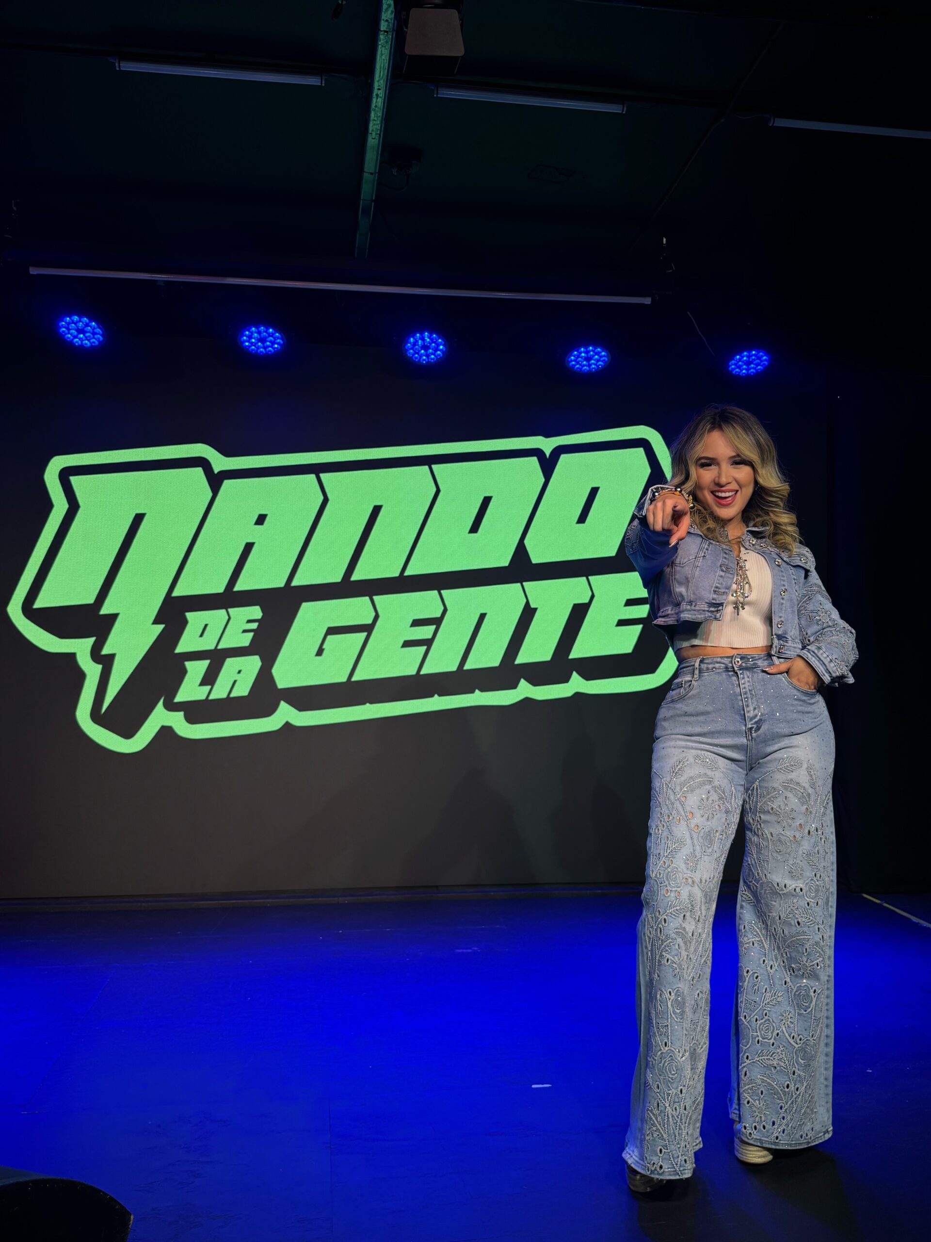 Franngrely Materan triunfa en su debut en el stand-up como invitada especial en el show de Nando de la Gente en Miami