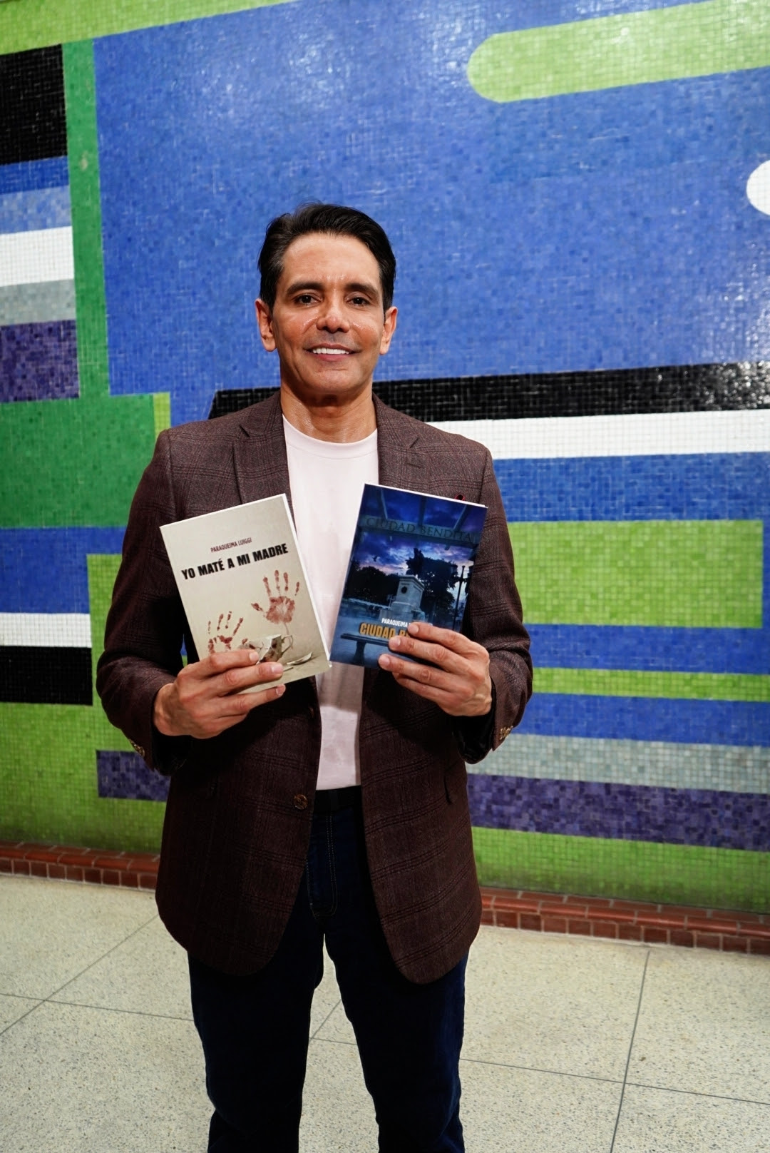 Ernesto Paraqueima, ex alcalde de El Tigre, muestra su obra literaria escrita en cautiverio