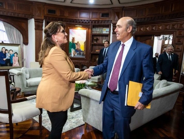Ex embajador Hugo Llorens de EEUU, trabajará por el gobierno de Xiomara Castro