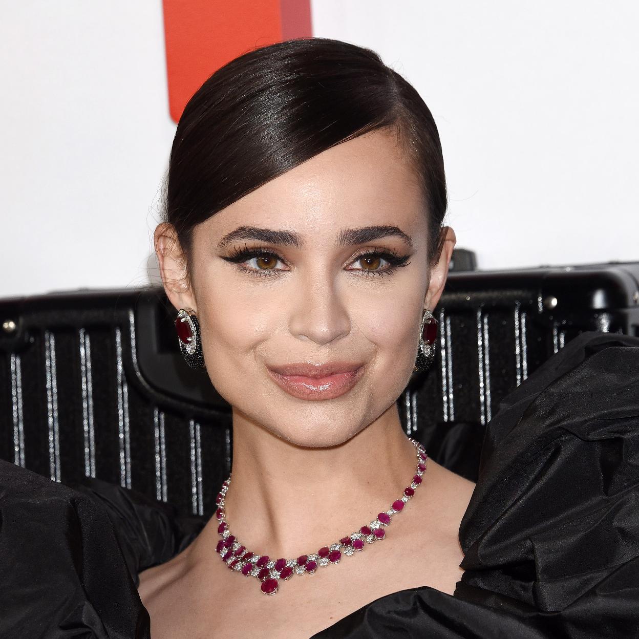 Por qué arrasa Sofia Carson en las películas románticas más vistas de la historia de Netflix