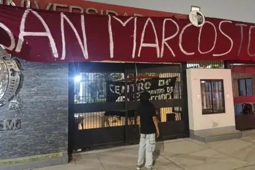 UNIVERSIDAD SAN MARCOS TOMADA POR ESTUDIANTES EN EL DÍA DE SU ANIVERSARIO