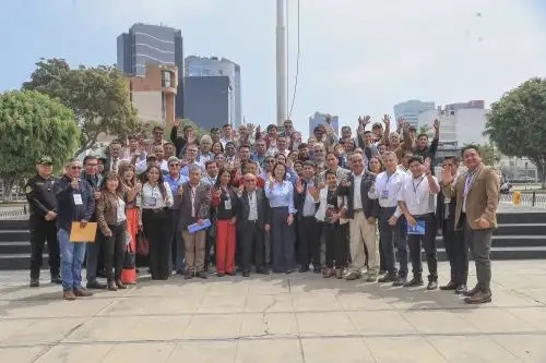 EMPRESARIOS Y DIRIGENTES DEL TRANSPORTE SE REÚNEN CON PRESIDENTA KEIKO FUJIMORI