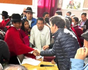 El ministro de Gobierno, Francisco Jiménez, estrecha la mano del presidente de la Confederación de Nacionalidades Indígenas del Ecuador, Leonidas Iza