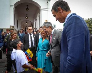 El presidente Pedro Sánchez (derecha) durante un recorrido por el Centro Histórico de Quito. Lo acompañan Guillermo Lasso y su esposa, María de Lourdes Alcivar.