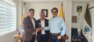 En el orden acostumbrado; el presidente de AME, Franklin Galarza; el alcalde Santa Cruz, Ángel Yánez; y el vicepresidente de la citada entidad, Wilfrido Carrera.