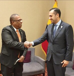 El subsecretario de Estado de los EEUU para el hemisferio occidental, Brian Nichols, dio la bienvenida a Ecuador, en su nombre la recibió el canciller Juan C. Holguín.