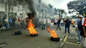 Con carteles, gritos y la quema de llantas, los empleados y exempleados demandaron su derecho a la remuneración.