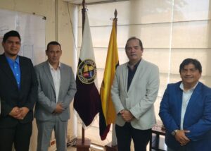 De izquierda a derecha. Henry Caiza, Juan Carlos Orellana, Ernesto Pólit Ycaza y Edwin Poveda (RRPP de la Mancomunidad y AME).