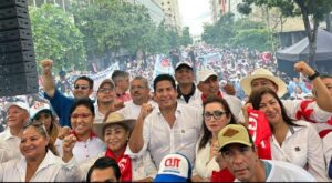 La marcha de la CUT pasó por varias calles de Guayaquil y culminó en la plaza San Francisco con el discurso de varios líderes sindicales.