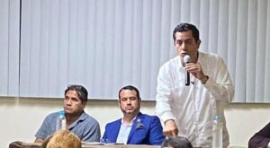El candidato a la Presidencia de la República, Xavier Hervas (de pie), exponiendo sus ofertas de campaña.
