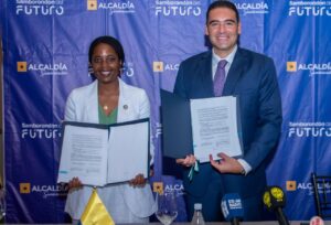 La firma, que se cumplió este jueves 7 de julio de 2023 en la Casa Julián del Parque Histórico, contó con la presencia de Susana Edjang Mangue por la CAF y Juan José Yúnez.