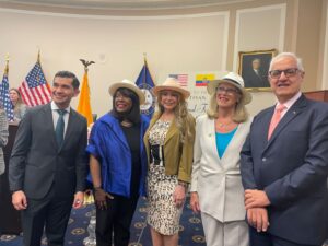 En el orden acostumbrado:  Xavier Rosero, vicepresidente de Fedexpor; Terri Sewell legislador de EE.UU.; Ivonne Baki, Embajadora de Ecuador en EE.UU.; Carol Miller, Congresista de EE.UU.; Felipe Espinosa, Presidente de AmCham.