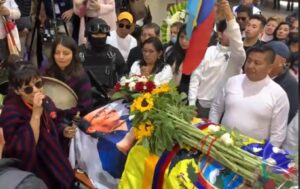 Con oraciones, el puño en alto y flores, sus seguidores pasaron por el féretro, cubierto por una bandera con el nombre de su movimiento y una fotografía de su rostro.