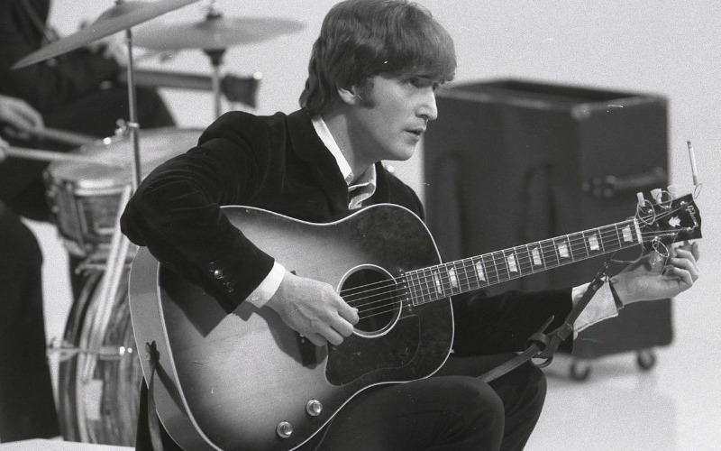 Guitarra de John Lennon descubierta en un desván inglés sale a subasta en Nueva York