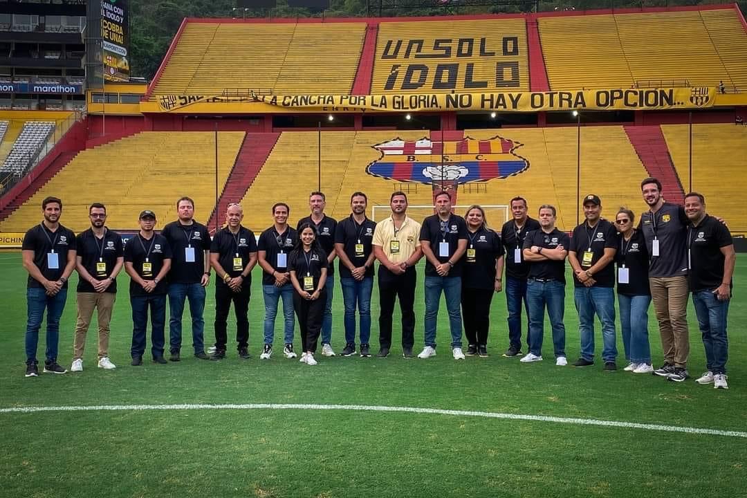 El nuevo presidente del club amarillo con parte de su equipo de trabajo en la cancha de su estadio “Monumental”.