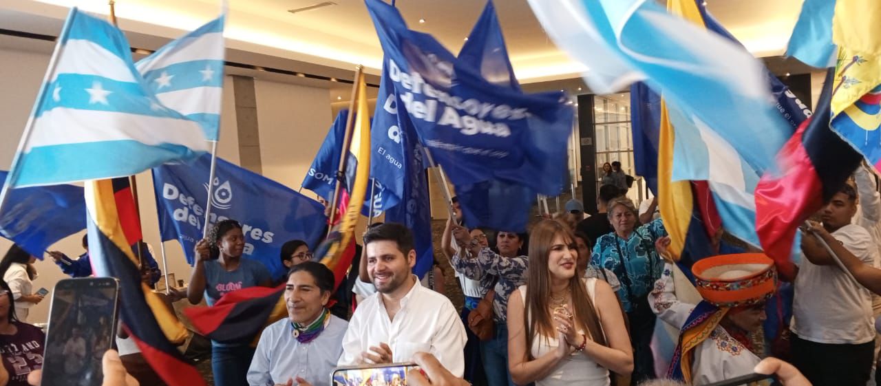 Los candidatos Juan Cueva (de blanco) y Cristina Reyes. A la izquierda Yacu Pérez.