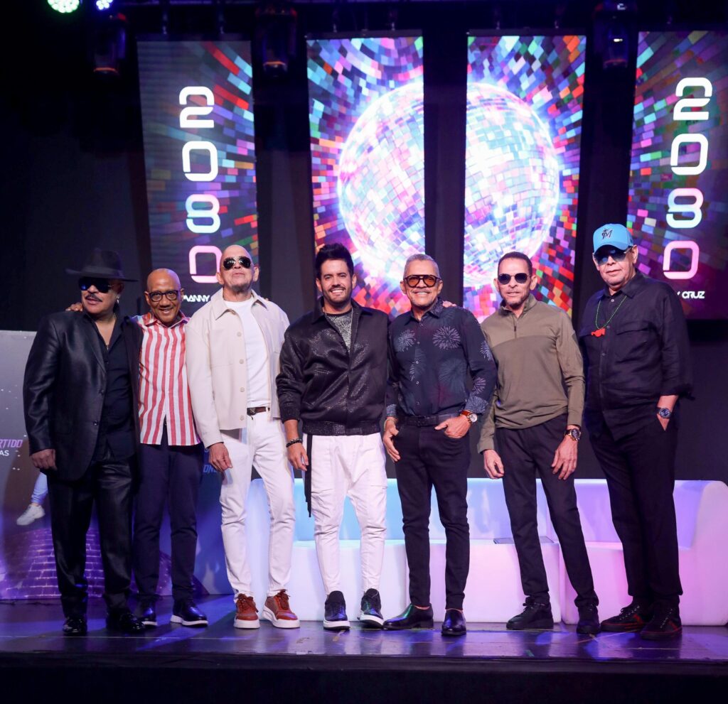 Manny Cruz junto a artistas colaboradores del disco