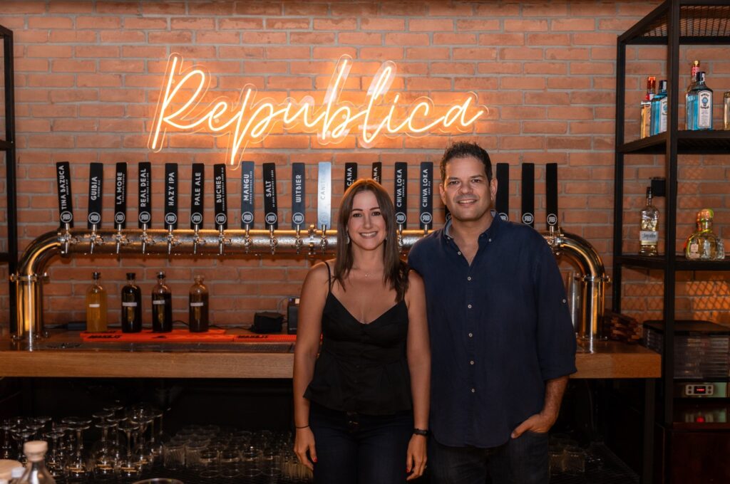 Carolina-Garcia-y-Ramon-Juan-Lopez-propietarios-Room-Bar.jpg