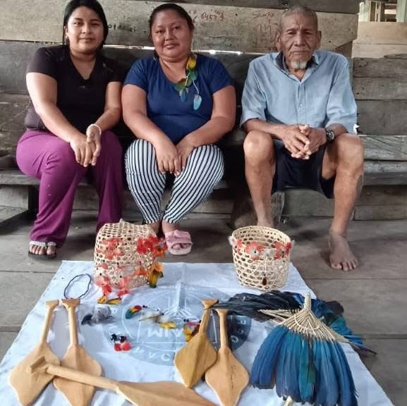En la gráfica los tres artesanos: Evelyn Cerda, Jenny Canelos y Telmo Condo.